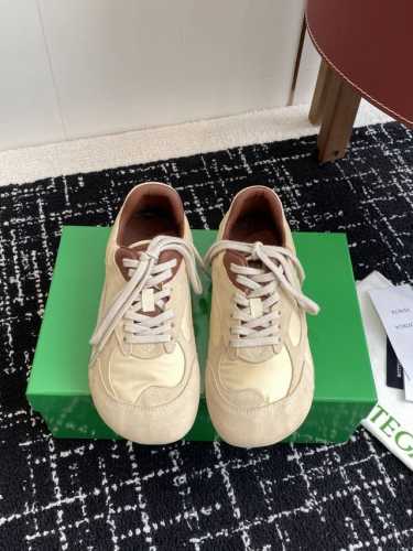 代购级女 男270 Bottega Veneta Bv葆蝶家 25Ss新款 阿甘鞋 德训运动鞋 Sneaker科技尼龙和绒面打造，灵感来自复古球鞋，全新演绎经典