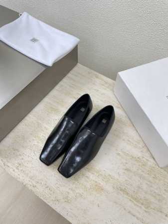 Totême 法式浪漫 极简深口女鞋 黑色牛油皮 北欧简约设计 轻奢品牌 面料选用头层牛皮牛皮高端 舒适 内里选用牛皮内里 搭配弹力橡筋 简约设计 大底选用意大 - 点击图像关闭