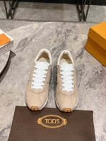 皮面 Tod's新品运动阿甘鞋。 这款最大醒目之处就是颜色饱和度极高！及其浓郁的色彩＋撞色拼接的设计充满阳光活力，这股力量甚至可以感染到身边的人，使人心情愉悦，