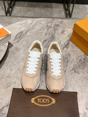 皮面 Tod's新品运动阿甘鞋。 这款最大醒目之处就是颜色饱和度极高！及其浓郁的色彩＋撞色拼接的设计充满阳光活力，这股力量甚至可以感染到身边的人，使人心情愉悦，