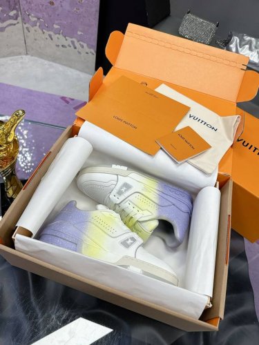 工厂p价p： 工艺款 手工擦色 做旧 固色 情侣款 原版开发 品质出货 欢迎对比 Lv板鞋系列 Lv Trainer Maxi运动鞋将成衣系列的宽松廓形引入Vi