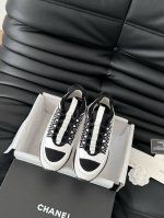正确版本 Chanel 25C经典运动鞋上新色！ 更多配色可以带图问！鞋面采用进口牛皮拼接丝绸面料！认准我家实拍高品质！ 原版开模五金双C扣发泡组合大底！ 上脚