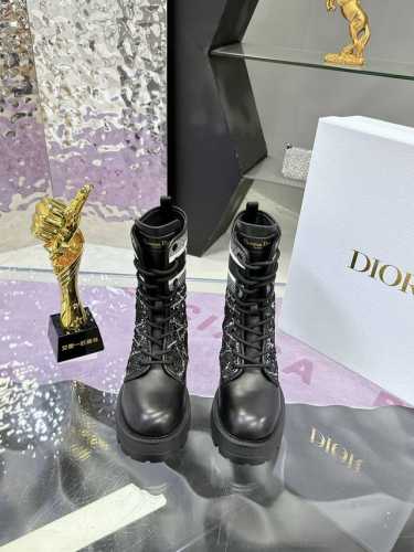 工厂价： Miss Dior 迪奥 刺绣短靴 CD 2024秋冬短靴 最新色高定D-Major全面皮压纹侧面拉链搭配上品牌logo独一无二的气质，脚感舒适。 面