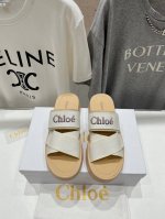 高版本出厂 Chloe 克洛伊2025Ss蔻依新款厚底沙滩拖鞋闪亮登场！简直是时尚感与舒适度的天作之合～ 盛夏不可缺少的单品拖鞋，上脚极具吸引时髦运动风尚，以你