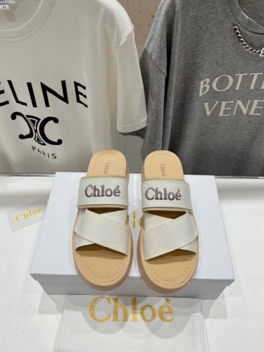 高版本出厂 Chloe 克洛伊2025Ss蔻依新款厚底沙滩拖鞋闪亮登场！简直是时尚感与舒适度的天作之合～ 盛夏不可缺少的单品拖鞋，上脚极具吸引时髦运动风尚，以你