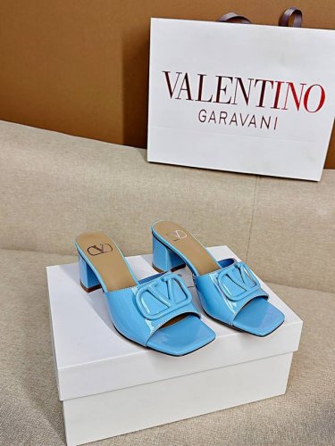 顶级版-真皮底Valentino Garavani Vlogo Cut-Out 25最新经典百搭V扣拖鞋 出厂 ────── 面料：顶级小牛皮 ────── 内
