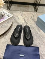 Prada 普拉达春夏情侣款人字拖鞋 最新走秀系列，经典升级 舒适度与时髦度并存 每个颜色搭配都好看，设计搭配不同风格需求 鞋面：定制面料 内里: 定制内里 大