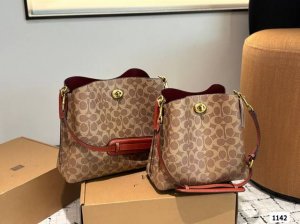 大号 小号 配礼盒 蔻驰5月新款托特包 蔻驰最新一季的 休闲随性的包型， 腋下 斜挎都不成问题 通勤必备尺寸：大号31 25 小号23 22