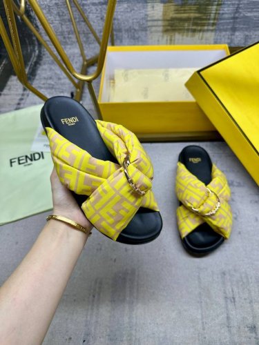 实价： Fendi最新垫料双带平底凉拖鞋，带三维Fendi字样金色装饰性D环搭扣，缎面材质饰有棕色标志性Ff图案。35-43码
