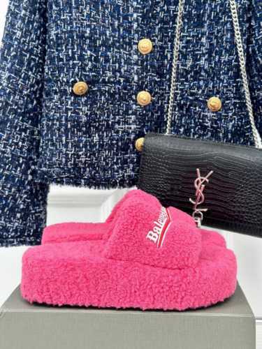 厂价 Balenciaga｜巴黎世家24S新品字母刺绣泰厚底迪毛毛拖鞋 独家正确版本、原版开发、时尚圈内各大网红明星又在拼命种草的款式。火爆整个ins！又是一个