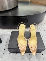 仙女版凉鞋，纯手工蕾丝折叠工艺，非常的美，上脚无敌了 进口 真丝+蕾丝 内里 羊皮 鞋底 牛皮大底 优雅风格 创造不一样的感觉 跟高 9.5 Cm 专柜包装 简