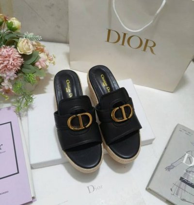 Dway 坡跟凉鞋是一款历久弥新的经典单品 鞋面饰以 Christian Dior paris 标志 富有辨识度 精巧地装饰脚踝 搭配传统工艺手工制作的 坡跟更