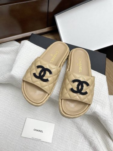 Chanel2025新款双C厚底菱格拖鞋 时尚界永恒的经典。标志性双C 与蝴蝶结元素，是奢华与优雅的象征，一眼便心动。多样色彩与材质，适配不同穿搭场景，无论是休