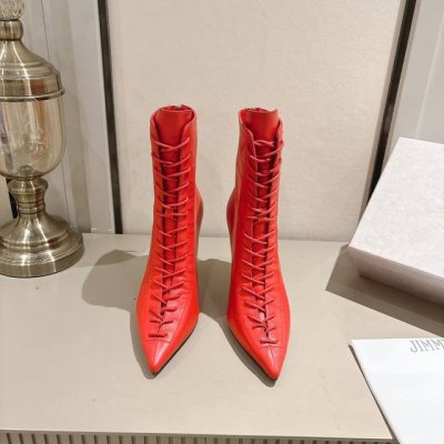 jimmychoo2024秋季米兰发布！ 视角回溯品牌初创时期充满矛盾张力的风格: Scarlett高跟鞋延续滴跟设计，如塑身衣般的系带打造迷人纤细足尖； Di