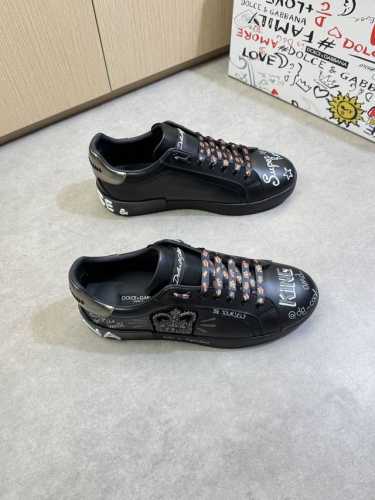 Dolce & Gabbana 杜嘉班纳 -高端品质 原单休闲运动板鞋 -鞋面：纳帕小牛皮.手绘品牌涂鸦工艺、鞋身车缝纯手工串珠品牌图腾标识、金属铆钉 -内里：