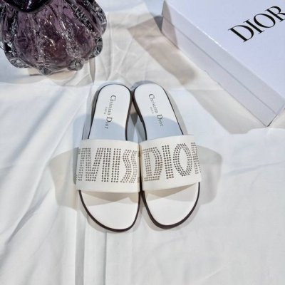 出厂： Dior 迪奥 2025新花色 太空珠平底拖鞋 一字拖 休闲凉拖 码数：35-42 颜色：白色