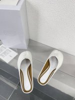 平底分趾拖鞋 Mm6 Maison Margiela 超经典 鞋柜必备单品 炒鸡减龄 大热时尚风格 白色小牛皮 水染小牛皮里 Mm6 Maison Margie