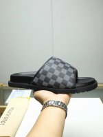 Lv拖鞋 男鞋高端品牌 官网1:1最新力作：原版开模定制，升级It超轻发泡大底，更轻便，防滑。市场顶级品质，简单不失品味，潮人必备，时尚就在脚下，自信满满，专柜