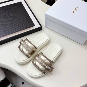d家高版本拖鞋，Tpu大底。2025新品经典款代购级别品质国外专柜爆款厚底拖鞋 鞋面内里：原版定制特殊材料， 鞋底：原版开模1.1 轻便 码数35-40 4