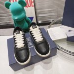 冲量价: 长期出货。DIOR迪奥全新升级版 原版9200 B27 低帮运动鞋是一款经典单品。采用白色光滑生皮革精心制作，侧面饰以 Oblique 印花镶片，以灰