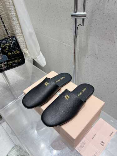Miumiu秋夏系列穆勒鞋拖鞋包头小羊皮半拖Zp开发 原版拆卸 对版拖鞋秒杀市面版本 Miu真的太少女啦 超级柔软舒服的脚感 材料：原版磨砂皮 小羊皮 原版橡胶