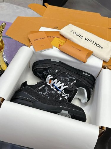 工厂p价p 飞机盒10 louis Vuitton 驴家的爆款 Trainer板鞋 每个人都必须入的款 绝不后悔 超级百搭高级 什么衣服都好搭 最主要是超耐看的