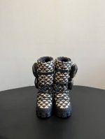 Prad* 普拉达女士徽标尼龙华达呢雪地派对金属标齿轮厚底收缩系带羽绒雪地靴女 有轻奢的内蕴品质，颜色明柔和大气，自带温暖的腔调，材穿着舒服，爱不释手 高颜值高