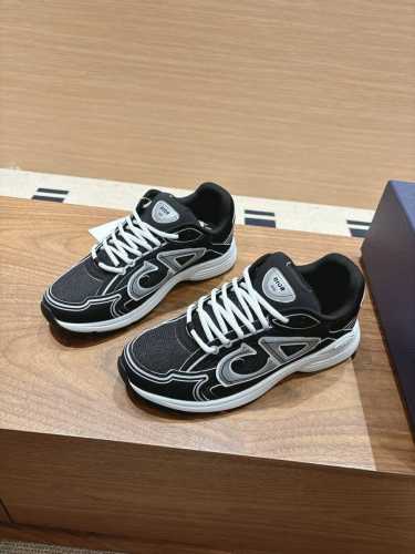 Dior B30经典运动鞋 配原版飞机盒 原版 p1 专业原版开发。只做顶级版本 这款B30运动鞋已成为Dior别具一格的经典新品，低帮设计，时尚而丰富有运动天