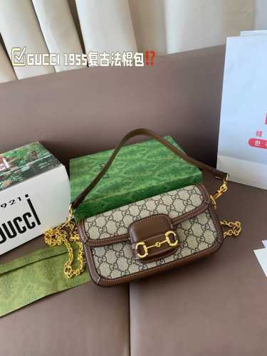 Gucci 1955复古法棍包。 Gucci 1955家族又新填一位新成员在原有的经典马鞍包设计上等比例缩小定型包工艺显得更加小巧精致 配了一根超美的双Glog