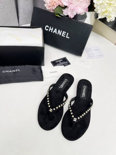 出厂价Pp： 元 Chanel 春夏新款 真皮大底人字拖鞋 首发这个鞋我真心的心动 第一眼[惊讶]看到就喜欢， 而且有Chanel 家的经典元素钻石Logo 面