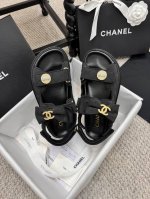 新版面！高版本！Chanel 202点新色魔术贴凉鞋版面！ 所有的颜色我家都有！！鞋面进口面料，垫脚内里羊皮，多层真皮大底。 均配专柜顶级包装！ Size:35