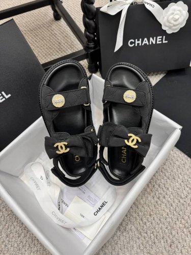 新版面！高版本！Chanel 202点新色魔术贴凉鞋版面！ 所有的颜色我家都有！！鞋面进口面料，垫脚内里羊皮，多层真皮大底。 均配专柜顶级包装！ Size:35