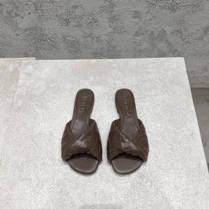 bottega Venet* 最新最经典猫跟凉鞋！扭结编织饰带 Ins&小红书巨多网红明星上身！上脚超性感！真的太美了！这款编织的鞋面超有高级感！高级穿着又仙女