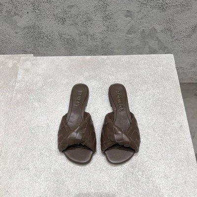 bottega Venet* 最新最经典猫跟凉鞋！扭结编织饰带 Ins&小红书巨多网红明星上身！上脚超性感！真的太美了！这款编织的鞋面超有高级感！高级穿着又仙女