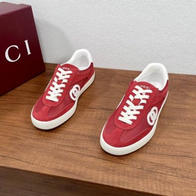 编码： 情侣款 Gucci 古驰 新款互扣式双g拼接运动鞋 作为gucci Lido系列的一部分，这件单品从意大利海岸的夏日风情和海滩俱乐部汲取灵感。这款运动鞋
