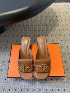 代购级 配飞机盒 Herme* 爱马仕新扣平底 粗跟拖鞋 好穿百搭，夏日必备高端工具鞋 新爱马仕扣子新颖又好看 鞋面小牛皮 内里垫脚小牛皮 意大利进口牛皮底和牛