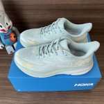 顶级Hoka One One Clifton 9 云雾蓝 克里夫顿系列 鞋面:采用轻盈透气的针织网面和纱线，增强鞋面的强度和支撑性能 搭配柔软的鞋舌 让双脚在舒