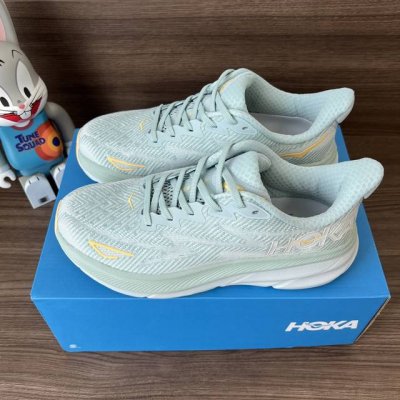 顶级Hoka One One Clifton 9 云雾蓝 克里夫顿系列 鞋面:采用轻盈透气的针织网面和纱线，增强鞋面的强度和支撑性能 搭配柔软的鞋舌 让双脚在舒