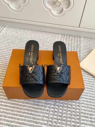 L驴家新品Capri 系列 V扣电绣平底粗跟凉拖鞋 顶级品质 跟高：中跟5Cm 鞋面：进口小牛皮 羊皮内里 意大利进口真皮大底 Size：35-39 40、41