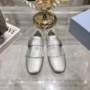 出厂 男款10情侣款 Prada 普拉达 25Ss春夏走秀新款流苏复古乐福鞋单鞋 这款鞋履着意呈现经典与复古格调，兼具阳刚气质与柔美风情，形成二元对比，彰显Pr