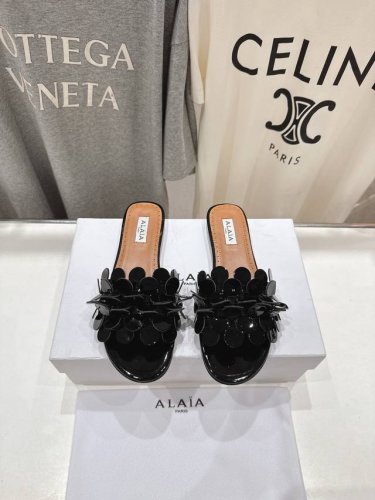 高版本出厂 独家新品 Alaia 阿莱亚25Ss 走秀款手工穿花平底拖鞋 最近超火的一款平底拖鞋 章小蕙同款 甜酷芭蕾风 人气超高的一款平底拖鞋，浪漫又迷人 舒