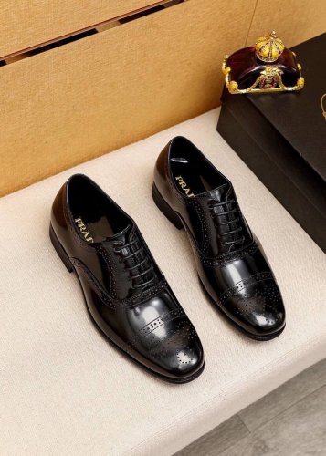 商品商标：Prada 普拉达 商务皮鞋 正码码数: 38-44 45订制 商品材料：精选 进口头层开边珠牛皮鞋面，进口水染牛皮内里。强烈立体视觉效果，原版大底