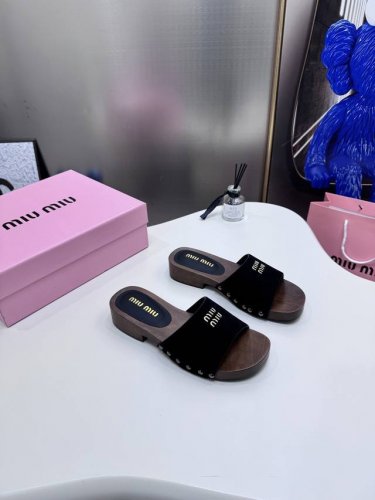 出厂 Miumiu~2025Ss缪缪春夏走秀款新款平底小牛皮凉鞋拖鞋 木纹大底 Zp开发 原版拆卸，细节对版秒杀市面普通版本，Miumiu真的太少女啦！皮质超级