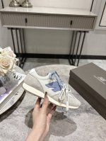 张元英同款Nb471New Balance 471鞋款以经典 鞋款为蓝本，采用纤细鞋楦，勾勒出更贴合日常穿搭的轻盈外形，同时通过细节刻画复古韵味。标志性的鞋头搭