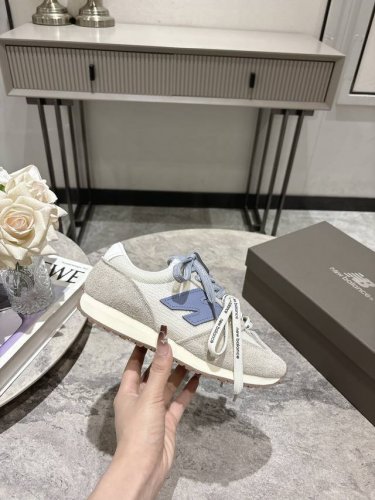 张元英同款Nb471New Balance 471鞋款以经典 鞋款为蓝本，采用纤细鞋楦，勾勒出更贴合日常穿搭的轻盈外形，同时通过细节刻画复古韵味。标志性的鞋头搭