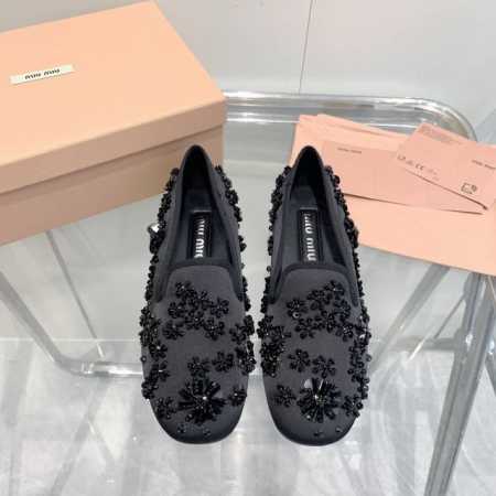 出厂p 。Miumiu谬谬2024早春夏走秀款缎面便鞋，纯手工绣亮片与人造仿水晶， 鞋面:进囗真丝绸缎 内里:进口羊皮里 垫脚:进囗羊皮里 大底:原版开模橡胶大 - 点击图像关闭