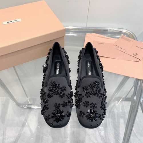 出厂p 。Miumiu谬谬2024早春夏走秀款缎面便鞋，纯手工绣亮片与人造仿水晶， 鞋面:进囗真丝绸缎 内里:进口羊皮里 垫脚:进囗羊皮里 大底:原版开模橡胶大