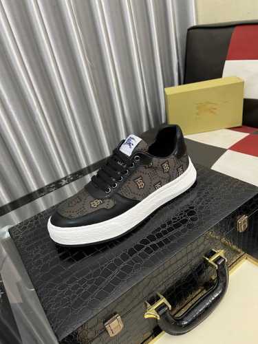 出厂价Pp： Burberry---Size：38-44 巴宝莉男士经典休闲鞋！进口丝绸牛皮拼经典格纹布料，时尚英伦范儿，进口小牛皮内里，超级软糯，脚感非常舒适