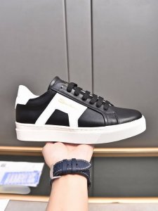 santoni 圣东尼 意大利男士手工小牛皮休闲鞋出货！这个意大利纯手工鞋履品牌的每一双鞋设计简洁经典，上脚非常舒适百搭！ 用“新贵”来形容意大利鞋履品牌San
