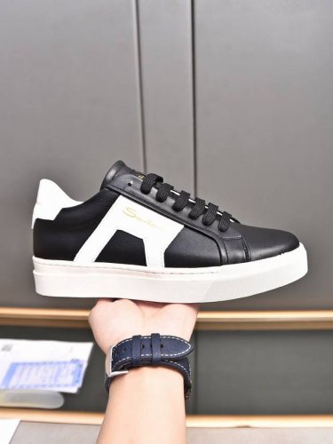 santoni 圣东尼 意大利男士手工小牛皮休闲鞋出货！这个意大利纯手工鞋履品牌的每一双鞋设计简洁经典，上脚非常舒适百搭！ 用“新贵”来形容意大利鞋履品牌San